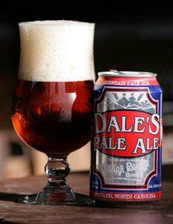 cerveza en lata Oskar Blues Dales pale Ale servida en copa