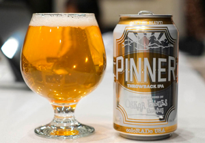 cerveza de lata Pinner servida en una copa