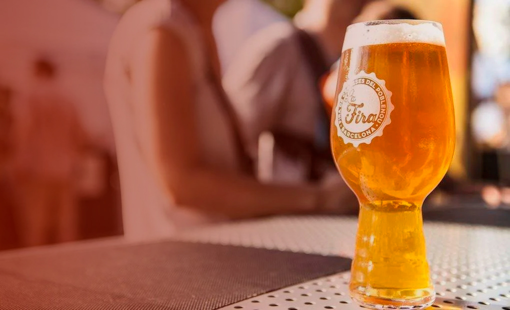 Vaso de cerveza con el logo de La Fira del Poblenou