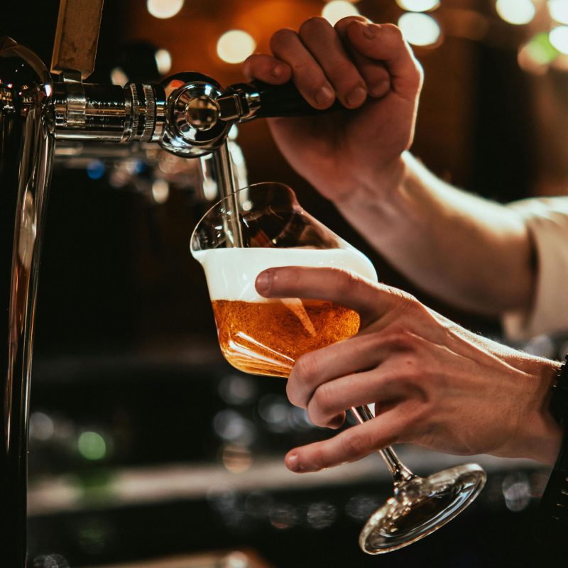¿Notas aromas raros en la cerveza, como mantequilla, cartón o vinagre? Son off-flavors. Aquí te explicamos qué los causa y cómo evitarlos en cada etapa.